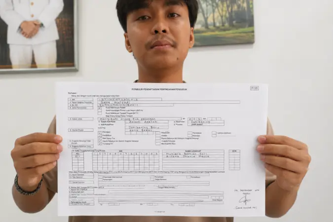 Demi memastikan putrinya memperoleh akses pelayanan kesehatan, Gane Mulyadi (28), warga asal Sumatera Barat yang kini berdomisili di Kelurahan Jatibening Baru, Kota Bekasi, mengurus surat pindah anggota keluarganya ke Kota Bekasi.