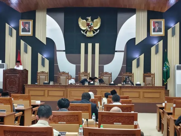 Suasana rapat paripurna III Penyampaian jawaban Bupati Pasuruan di gedung DPRD (BM)