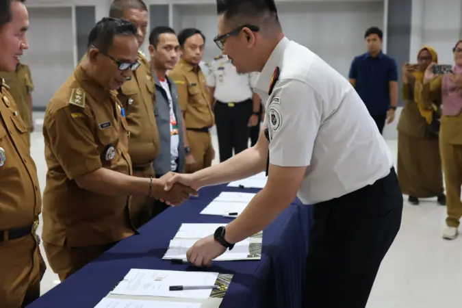 Kantor Imigrasi Bekasi memperkuat upaya pencegahan Tindak PidanaPerdagangan Orang (TPPO) dan Tindak Pidana Penyelundupan Manusia (TPPM) melaluiPenandatanganan Perjanjian Kerja Sama(PKS) Desa/Kelurahan Binaan Imigrasi yangdilaksanakan di Aula Kantor Imigrasi Kelas I Non TPI Bekasi, Selasa(15/9/2026).
