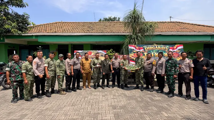 Kapolsek dan camat Kejayan foto bersama usai berikan tumpeng (BM)