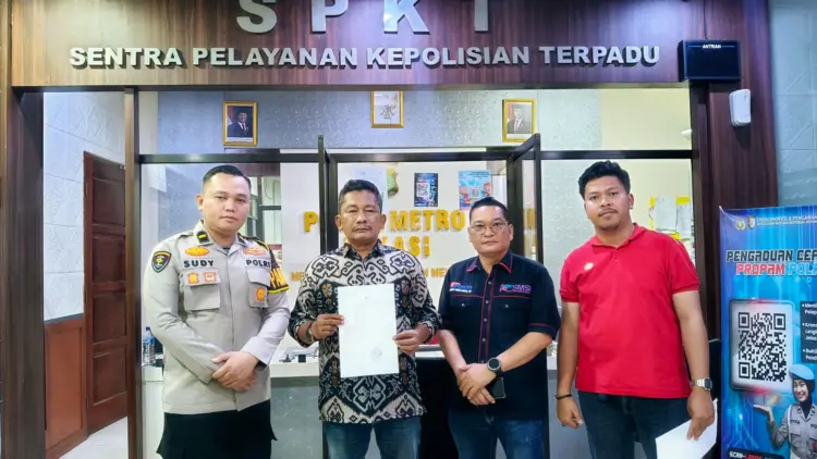 Kisman didampingi teman wartawan dan Polisi usai melaporkan Kadis DLH Bekasi (Suryo ST)