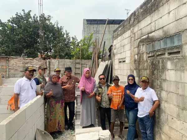 Program Rumah Tidak Layak Huni (Rutilahu) di Kelurahan Jatibening Baru, Kecamatan Pondokgede, Kota Bekasi, terus dikerjakan. Pemerintah kecamatan dan kelurahan melakukan monitoring dan evaluasi (monev) untuk memastikan perbaikan rumah warga berjalan sesuai rencana.