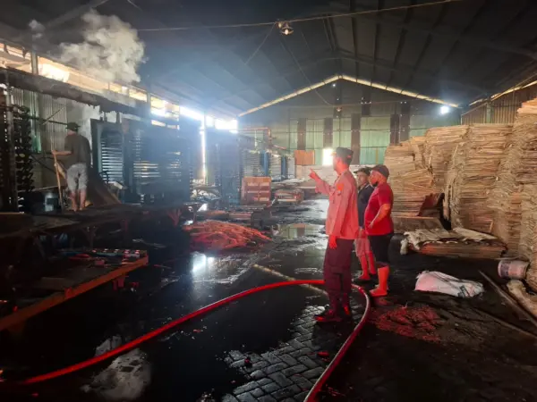 Anggota Polsek Beji saat melakukan olah TKP (hms)