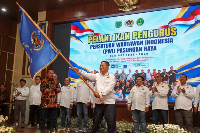 Foto: Ketua PWI Jawa Timur H Lutfil Hakim menyerahkan Pataka kepada Ketua PWI Pasuruan Raya Muhammad Hidayat (Hms PWI)
