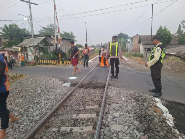 Anggota Polsek Nguling saat evakuasi jasad Mr X di Perlintasan Rel KAI (humas)