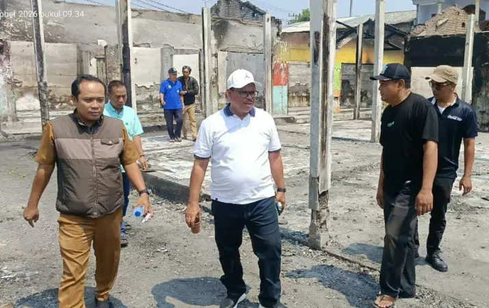 Ketua DPRD Kabupaten Pasuruan bersama Perangkat desa dan Pengurus Pasar saat cek pasar Desa pasca kebakaran (BM)