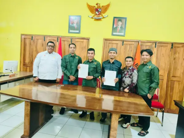 Bawaslu dan PWI Kabupaten Probolinggo tunjukkan MOU jangka panjang (BM)