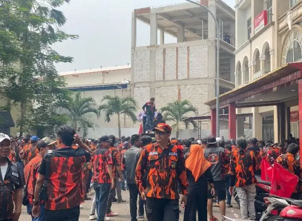 Ribuan massa yang tergabung dalam organisasi masyarakat (ormas) Pemuda Pancasila Majelis Pimpinan Cabang (MPC) Kota Bekasi menggelar aksi unjuk rasa damai di kawasan Jaka Setia, Kecamatan Bekasi Selatan, Kota Bekasi, Rabu (14/10/2026).