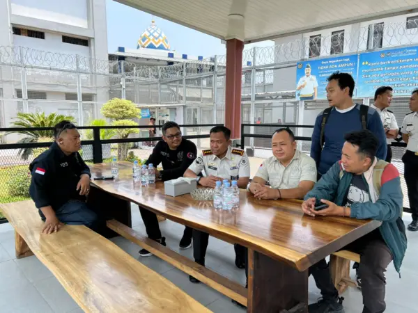 Persatuan Wartawan Indonesia (PWI) Bekasi Raya bersama sejumlah awak media meninjau Lembaga Pemasyarakatan (Lapas) Kelas IIA Bekasi atau Lapas Bulak Kapal, Selasa (13/10/2026), untuk melihat langsung penerapan pelayanan digital, prosedur keamanan, fasilitas, serta program pembinaan warga binaan di bawah kepemimpinan Kepala Lapas Dedy Cahyadi