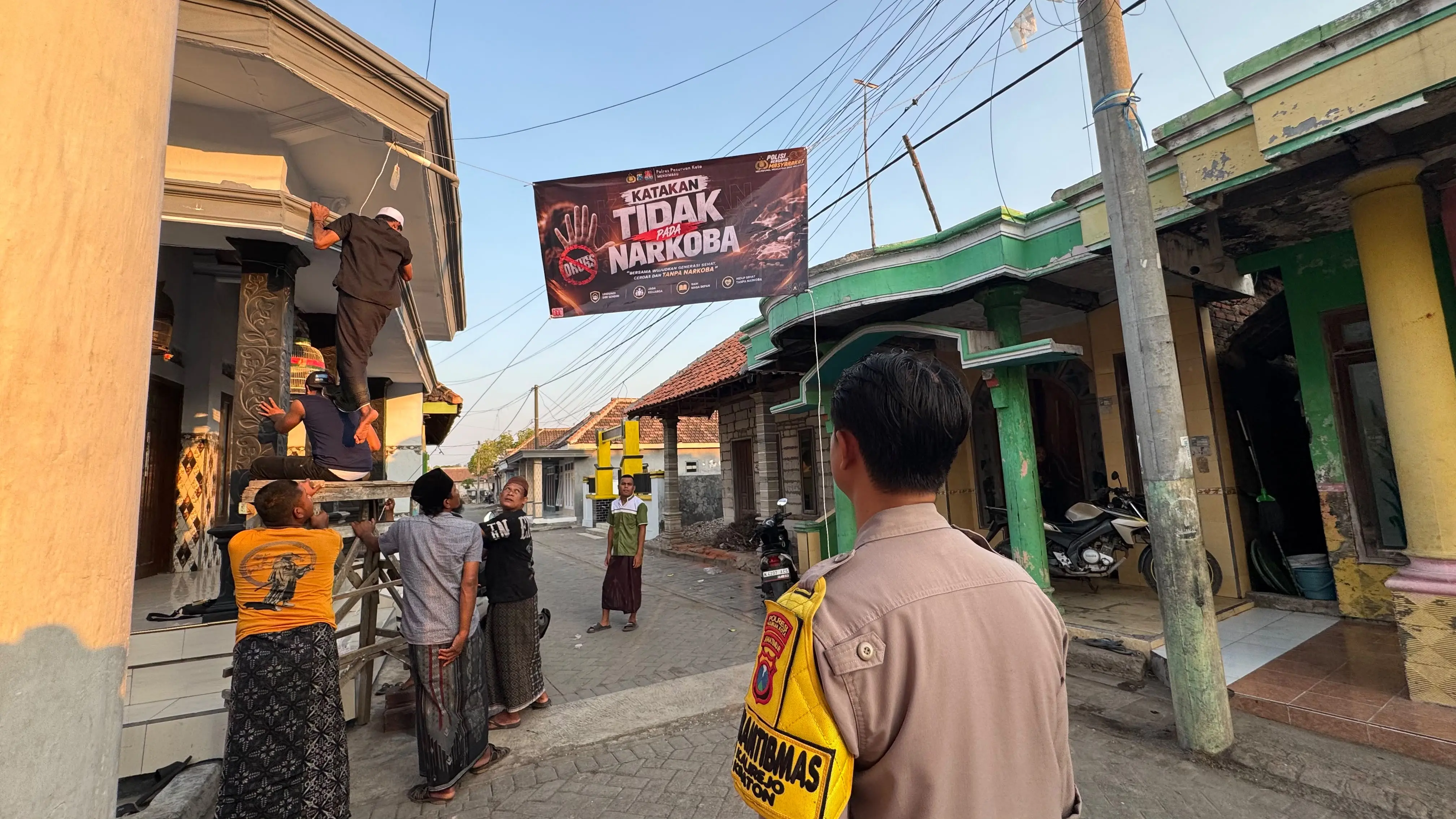 Polisi dibantu warga pasang banner imbauan hindari Narkoba (BM)