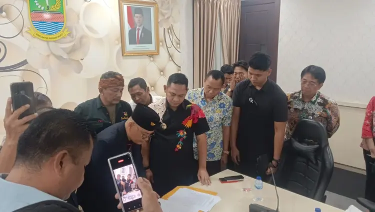 Ratusan wartawan yang tergabung dalam Solidaritas Wartawan se-Bekasi Raya menggelar aksi damai di Kantor Bupati Bekasi, Kompleks Pemerintah Daerah Kabupaten Bekasi, Cikarang Pusat, Kamis (15/10/2026).