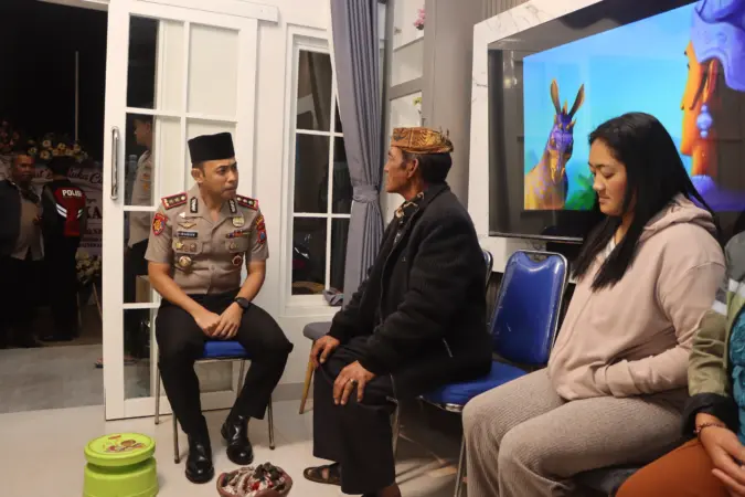 Kapolres Pasuruan mengunjungi rumah duka di Tosari (BM)