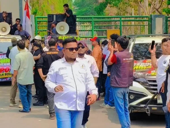 Foto: Ryan Takwa Dika, Ketua DPD LPKSM Patroli Kota Bekasi, (Kemeja Putih pakai kacamata hitam) (Frm)