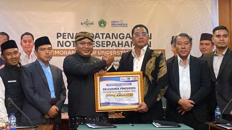 Dewan Pengacara Nasional (DPN) Indonesia berkolaborasi dengan Pimpinan Pusat (PP) Pagar Nusa Nahdlatul Ulama (NU) dan FHP Law School, resmi menandatangani Memorandum of Understanding (MoU) terkait pemberian beasiswa Pendidikan Khusus Profesi Advokat (PKPA).