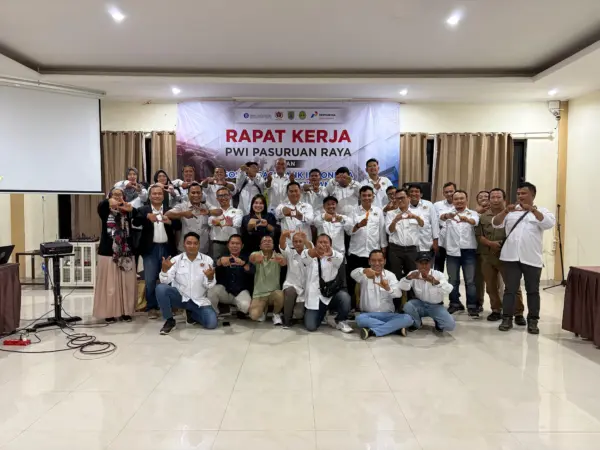 Usai Sosialisasi, Bank Indonesia Malang foto bersama awakmedia (BM)
