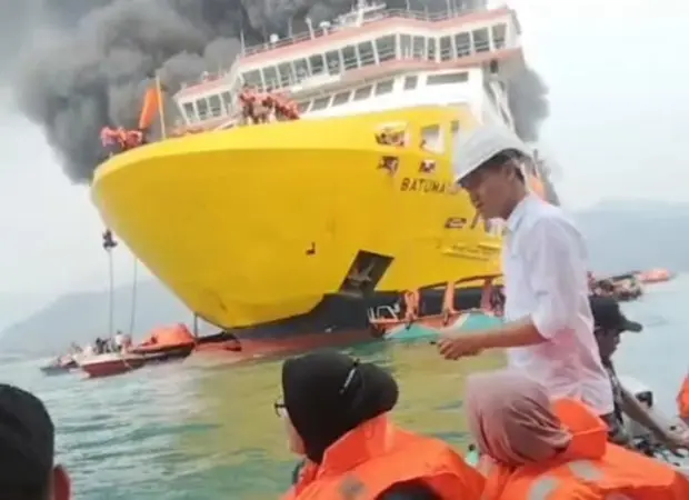 Kapal Motor Penumpang (KMP) Batumandi mengalami kebakaran saat melakukan olah gerak menuju Dermaga VI Pelabuhan Merak, Cilegon, Banten, Selasa (20/10/2026) sore.