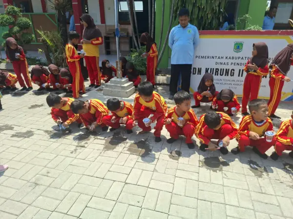 Siswa Siswi SD N II Kurung mengikuti Gosok Gigi yang diadakan CSR PT TFJ (BM)