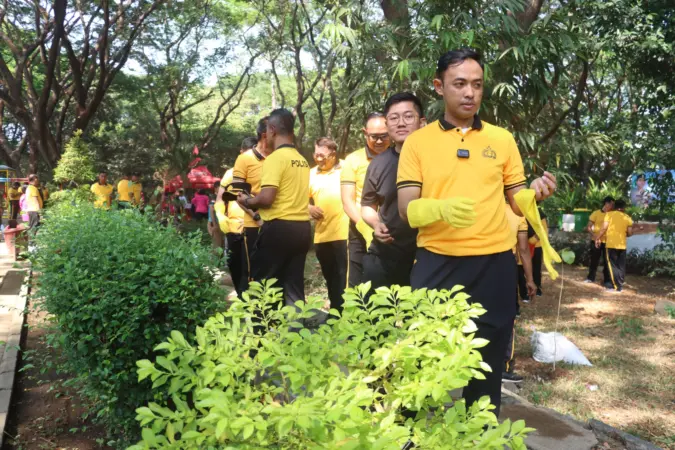 Kapolres Pasuruan AKBP Irawan Setyono bersama JPU saat melakukan Green Policing di Hutan Kota Bangil (humas)