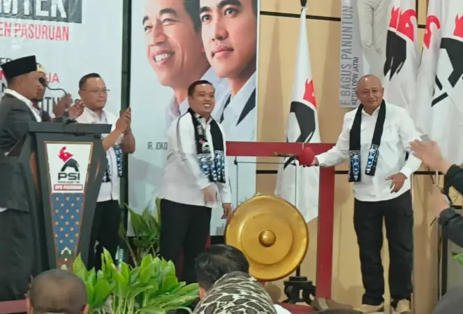 Sekjen PSI Jatim didampingi Ketua DPD PSI tabuh gong tanda bimtek dimulai (BM)