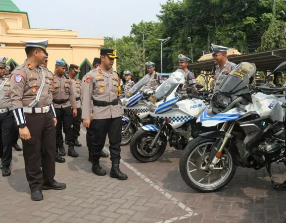 Foto : Kasat Lantas Dampingi Kapolres Pasuruan tinjau kendaraan anggota sebelum melaksanakan Operasi Patuh (BM)