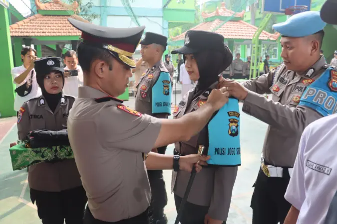 Foto : Kapolres Pasuruan AKBP Irawan Setyono pasang Ban lengan Satgas Polisi Jogo Sekolah (hms)