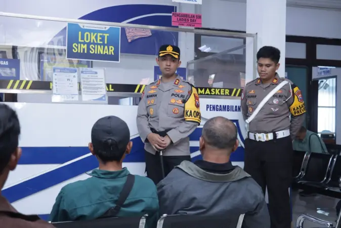 AKBP Irawan sapa pemohon SIM ajak tertib berlalu lintas (hms)