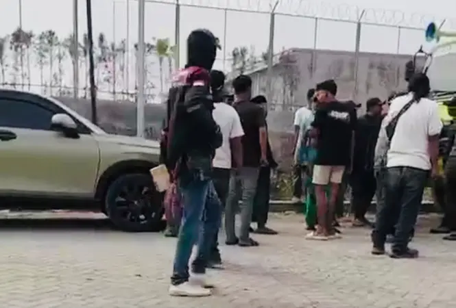 Suasana dua pekerja proyek dihadang oleh warga lokal (BM)