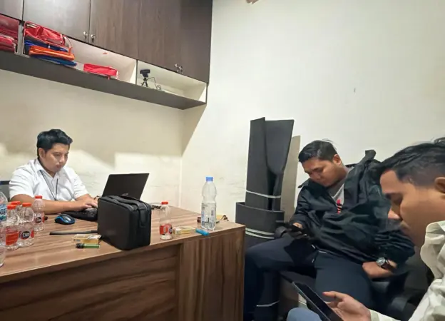 Korban dugaan pengroyokan saat membuat laporan di Mapolda Jatim (ist)