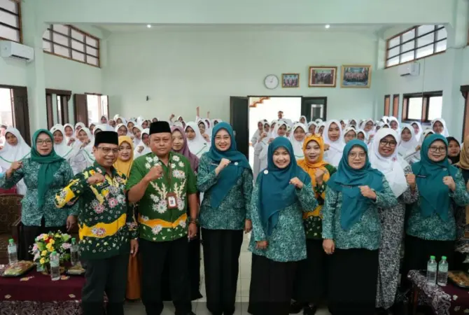 drg. Merita Rusdi Sutejo foto bersama dengan mahasiswa Akbid Sakinah usai mensosialisasikan CEPAK (ist)