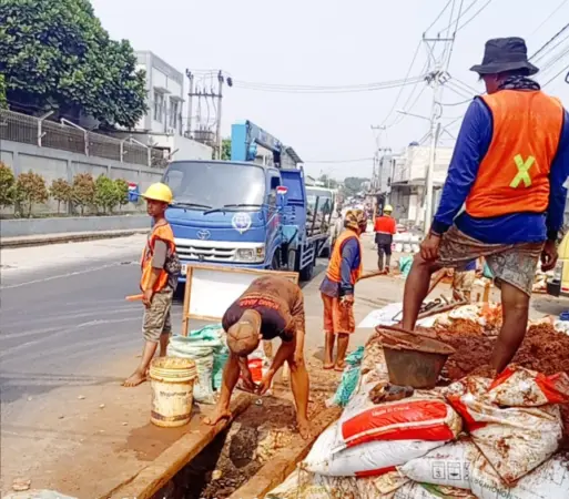 Suasana Para pekerja proyek Galian Pipa Jalan Pangkalan 2 Cikiwul (Suryo ST)