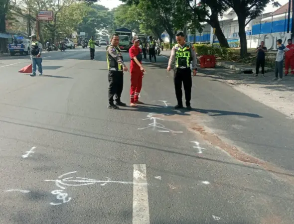 Polisi saat melakukan olah TKP di lokasi kejadian (Hms)