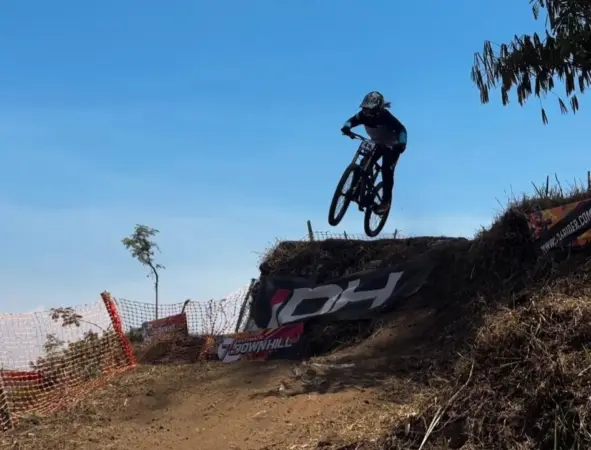 Foto : Salah Satu Downhiller saat menuju garis finis di Arjuno Bike Park Pasuruan (BM)