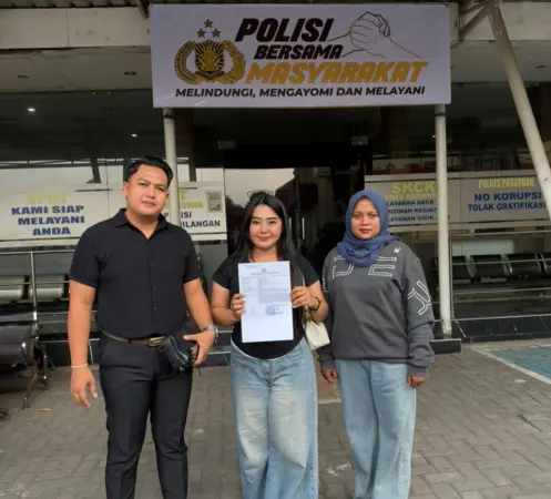 Korban F-A didampingi kuasa hukum tunjukkan bukti laporan pengaduan di depan SPKT Polres Pasuruan (BM)