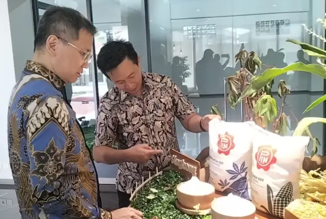 Direktur Utama Tirta Kusuma saat tunjukkan contoh singkong dan jagung (BM)