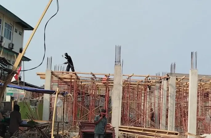 Para pekerja pembangunan Puskesmas tanpa dilengkapi K3 (Frm)