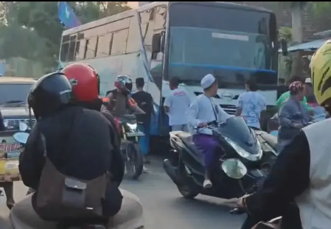 Bus penumpang usai ditabrak Motor Trail di Desa Pacarkeling (Ist)
