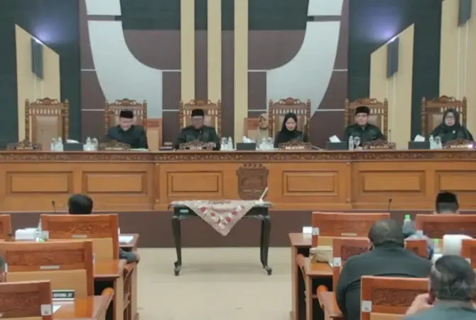 Suasana rapat Paripurna digedung DPRD Kabupaten Pasuruan dengan Bupati Pasuruan (BM)