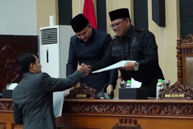 Ketua DPRD Kabupaten Pasuruan menerima salinan laporan pansus III dari Juru Bicara Pansus (ist)